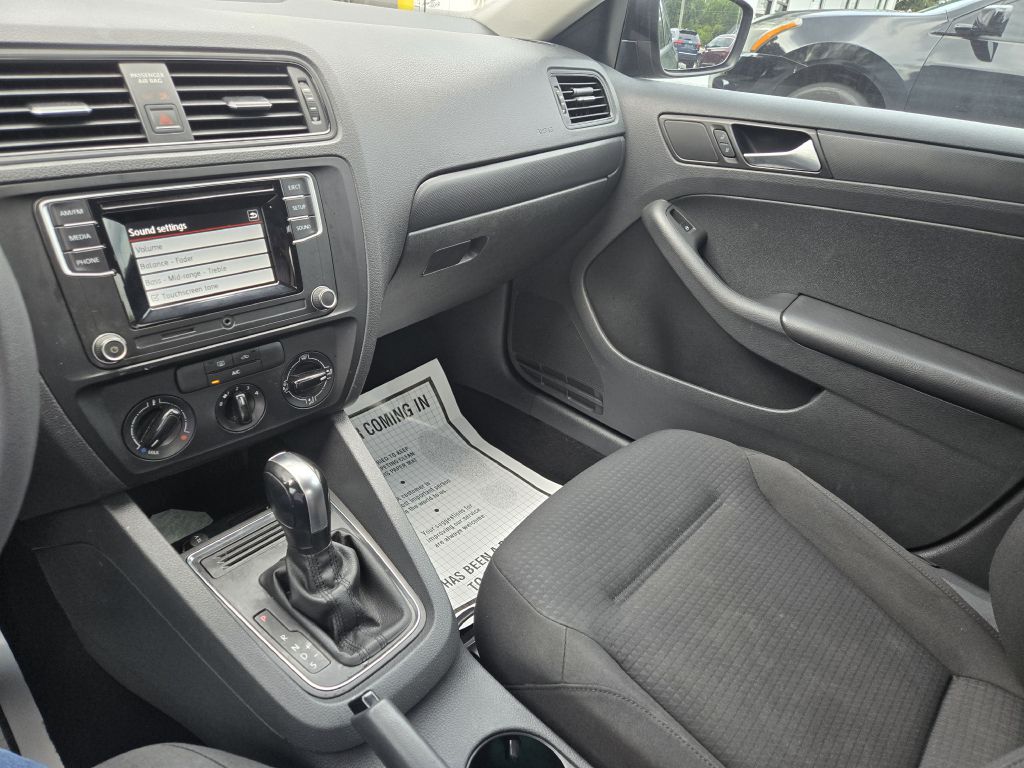 Photo 15 of this VOLKSWAGEN JETTA