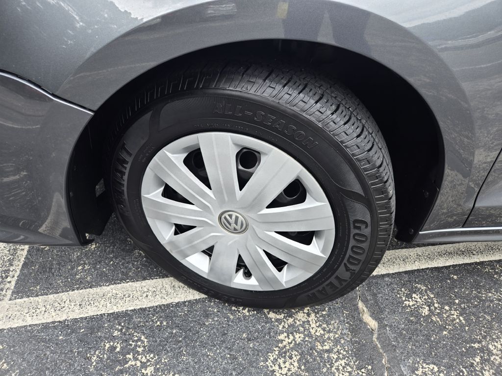 Photo 17 of this VOLKSWAGEN JETTA