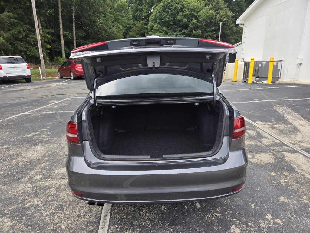 Photo 18 of this VOLKSWAGEN JETTA