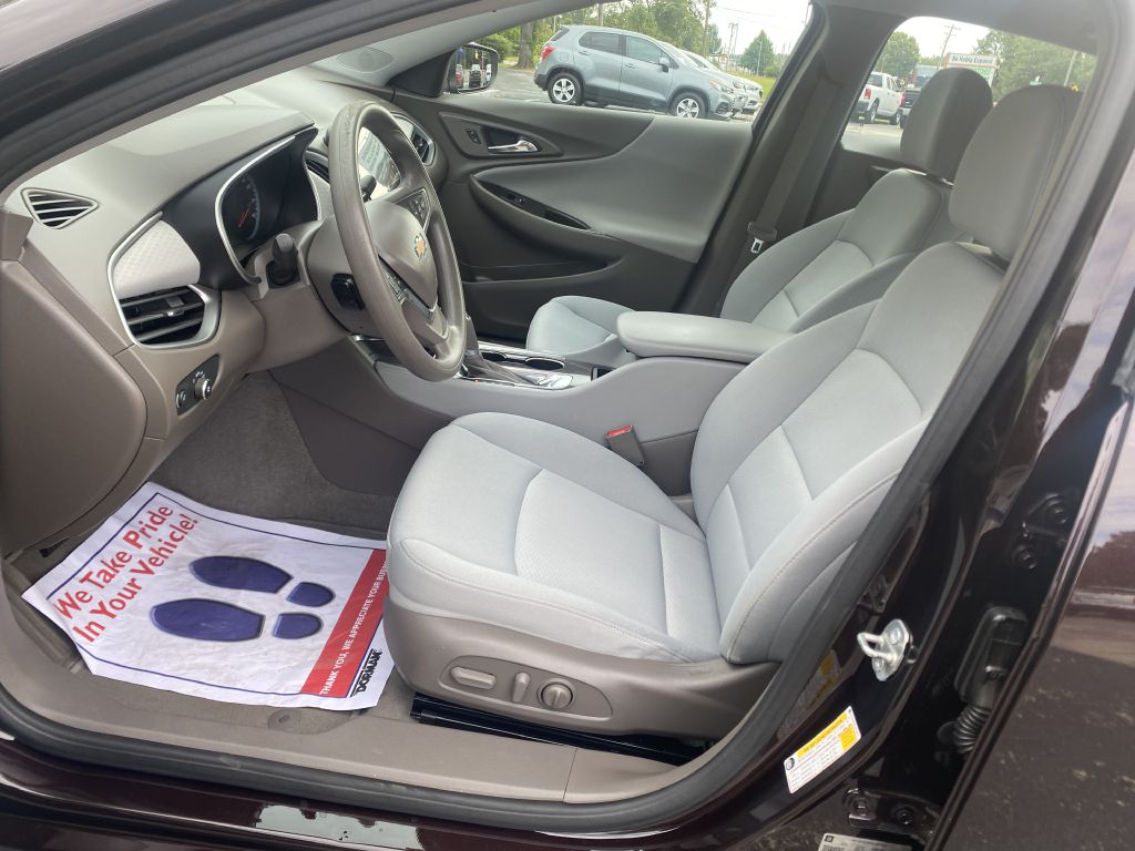 Photo 5 of this CHEVROLET MALIBU