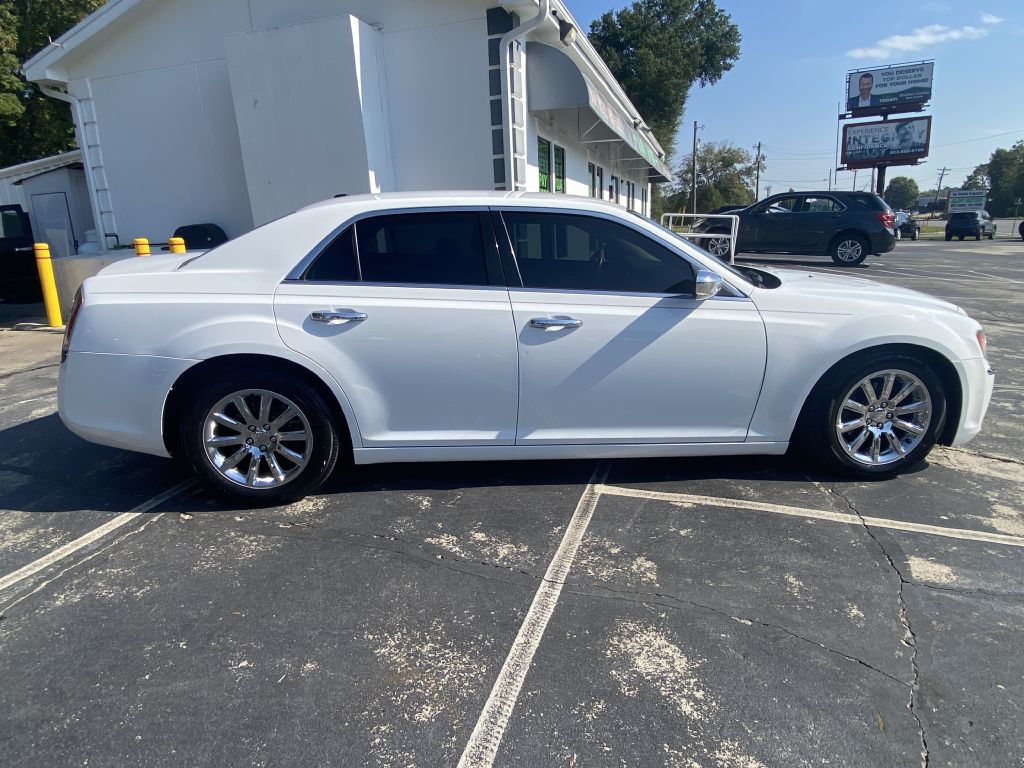 Photo 4 of this CHRYSLER 300