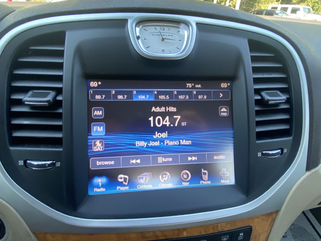 Photo 17 of this CHRYSLER 300