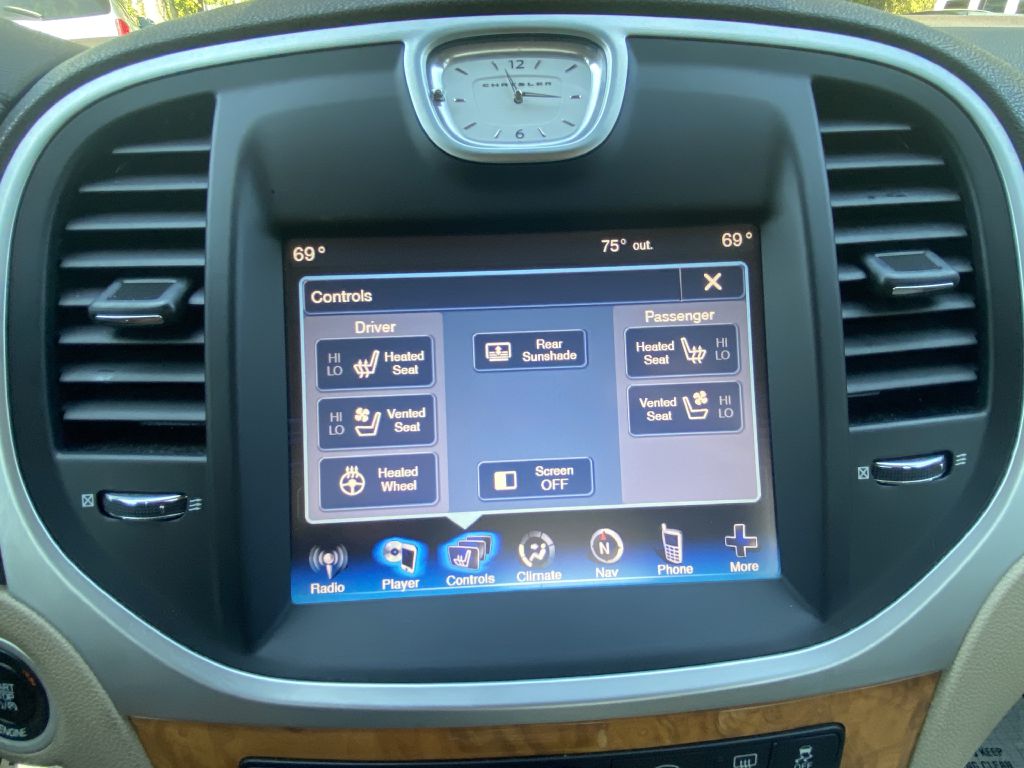Photo 19 of this CHRYSLER 300