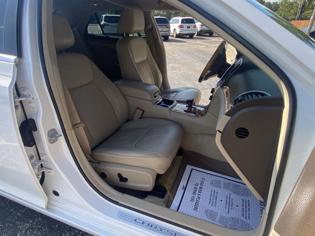 Photo 28 of this CHRYSLER 300
