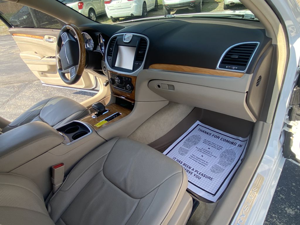 Photo 29 of this CHRYSLER 300
