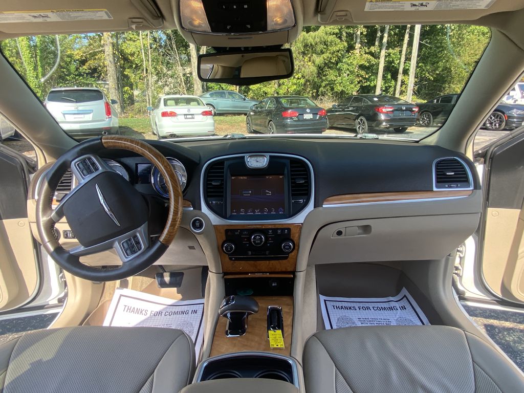 Photo 30 of this CHRYSLER 300