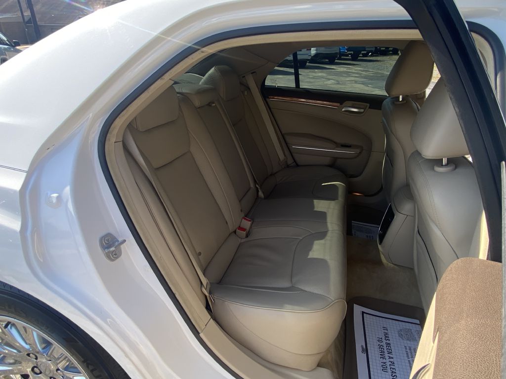 Photo 32 of this CHRYSLER 300