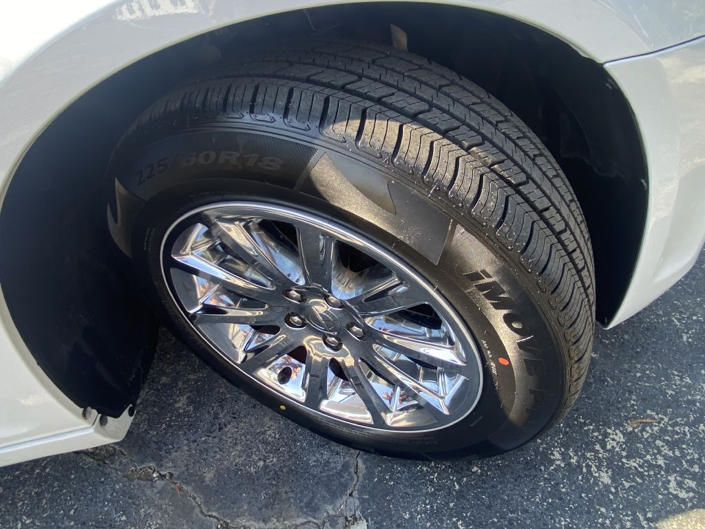 Photo 36 of this CHRYSLER 300