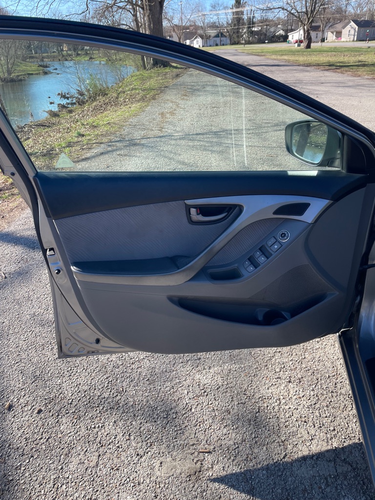 Photo 23 of this HYUNDAI ELANTRA