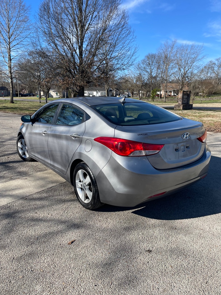 Photo 4 of this HYUNDAI ELANTRA