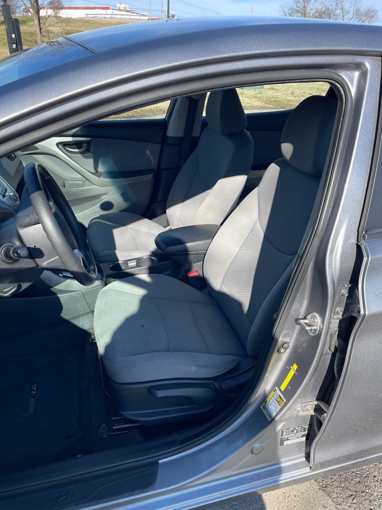 Photo 9 of this HYUNDAI ELANTRA