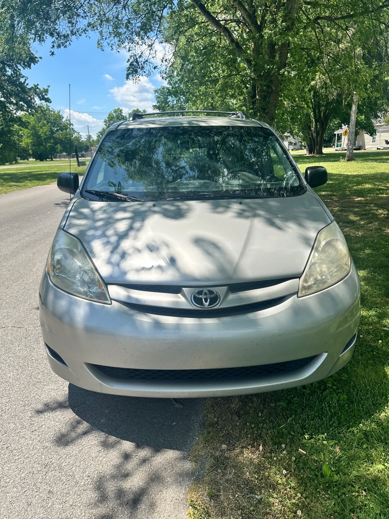 Photo 2 of this TOYOTA SIENNA
