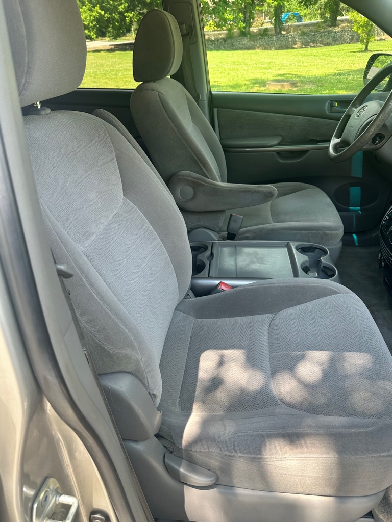 Photo 12 of this TOYOTA SIENNA
