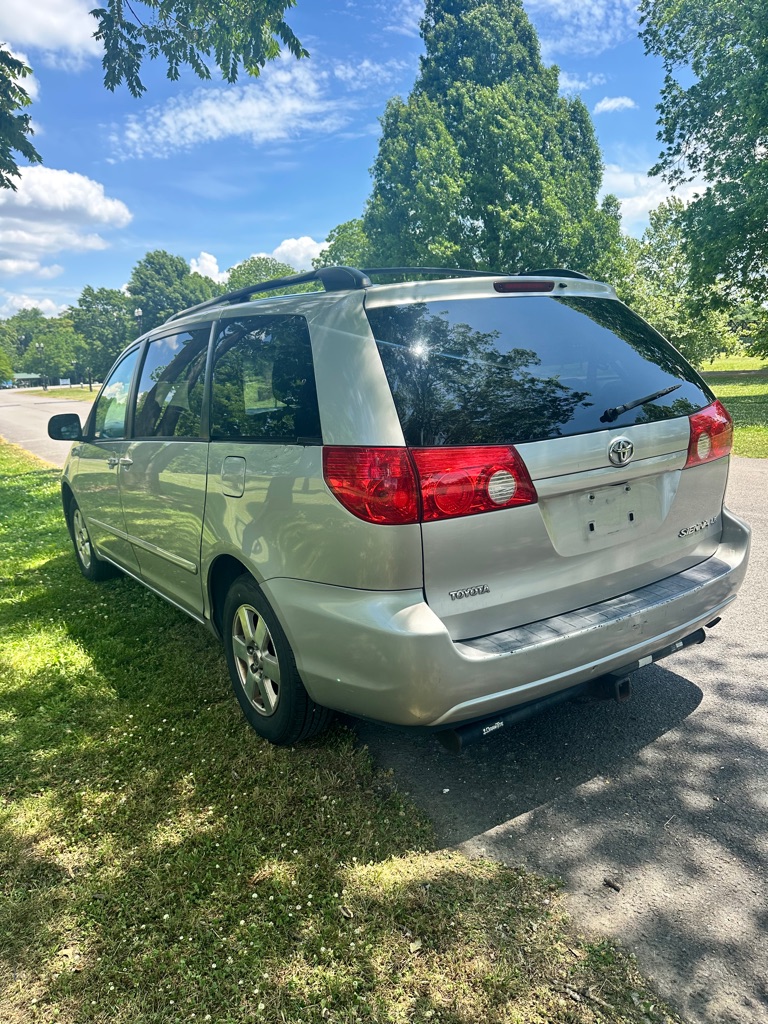 Photo 5 of this TOYOTA SIENNA
