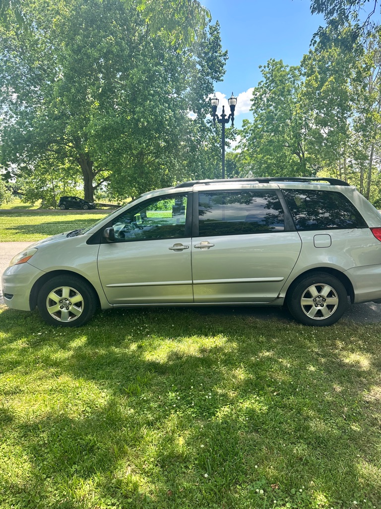 Photo 4 of this TOYOTA SIENNA