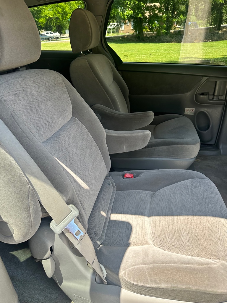 Photo 14 of this TOYOTA SIENNA