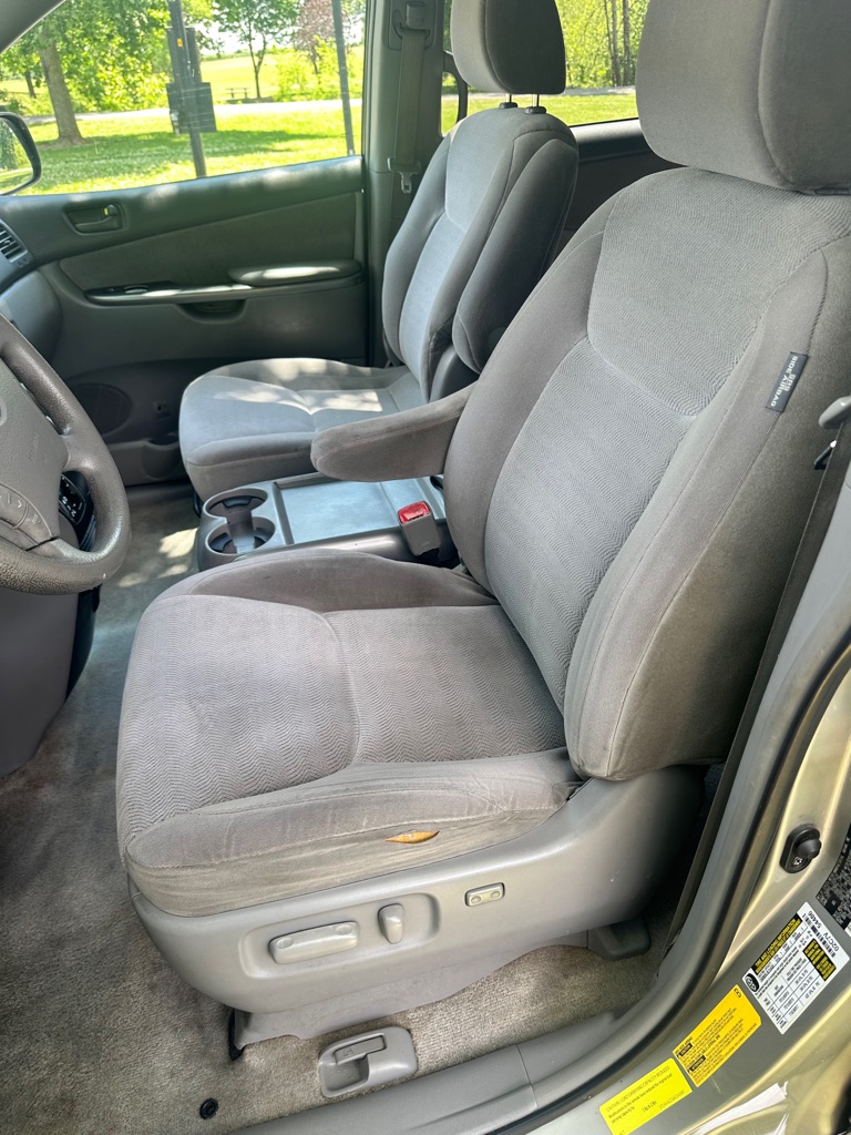 Photo 11 of this TOYOTA SIENNA
