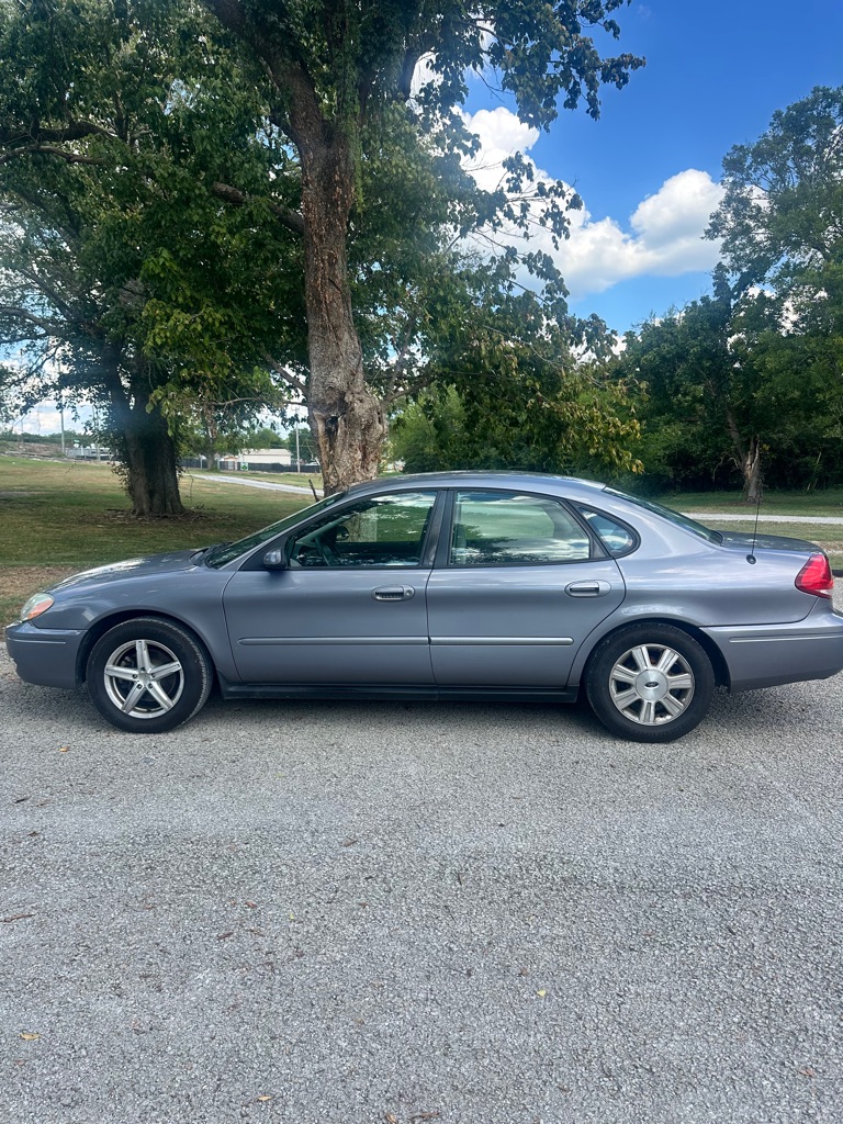 Photo 4 of this FORD TAURUS