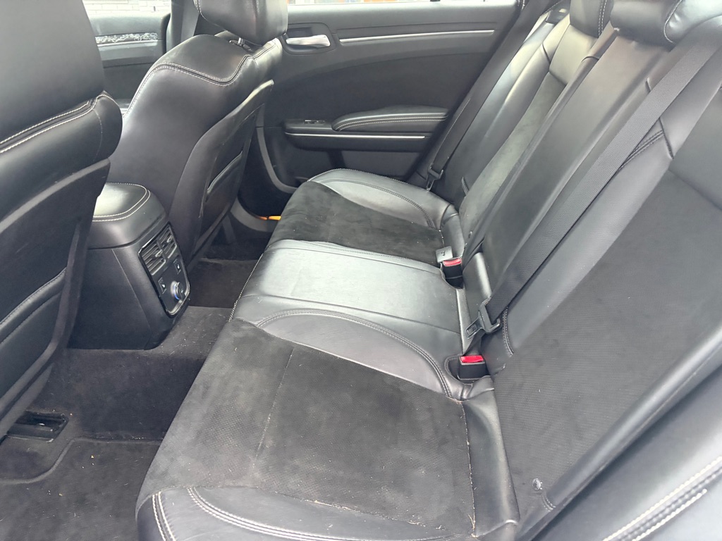 Photo 16 of this CHRYSLER 300