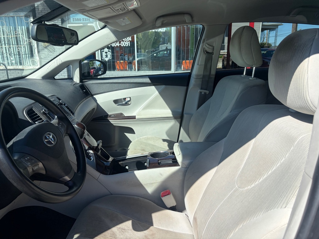 Photo 8 of this TOYOTA VENZA