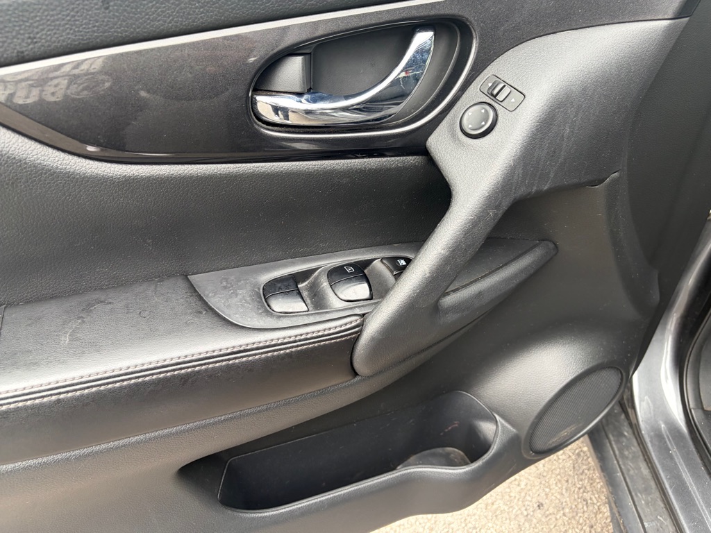 Photo 11 of this NISSAN ROGUE
