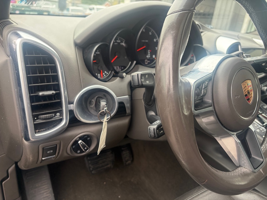 Photo 9 of this PORSCHE CAYENNE