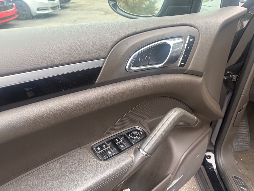 Photo 13 of this PORSCHE CAYENNE