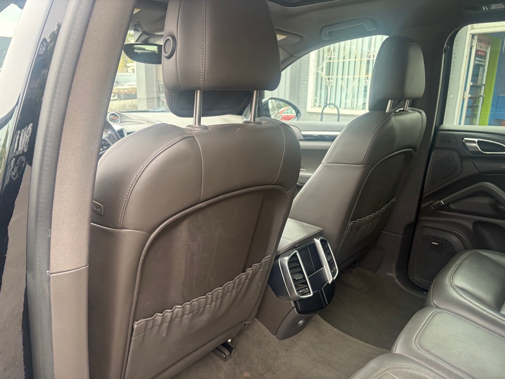 Photo 15 of this PORSCHE CAYENNE