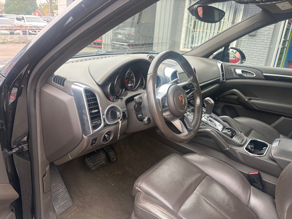 Photo 6 of this PORSCHE CAYENNE
