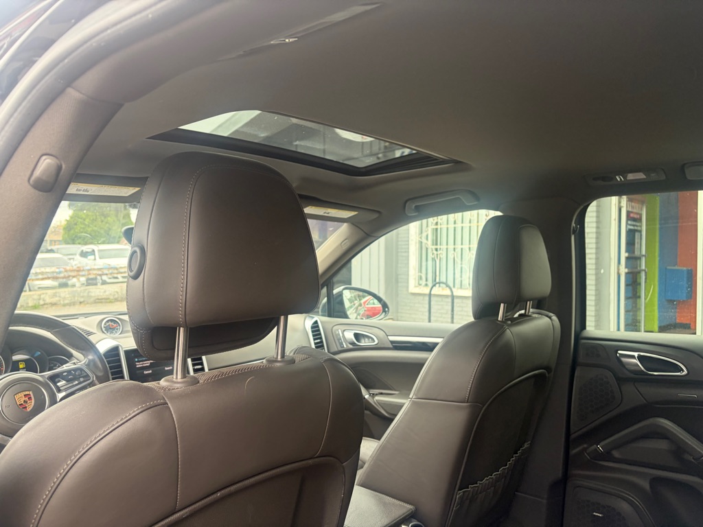 Photo 16 of this PORSCHE CAYENNE