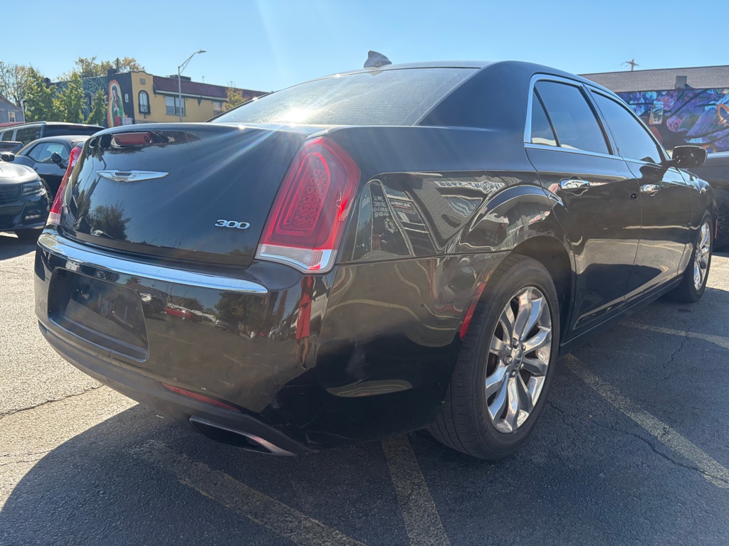 Photo 4 of this CHRYSLER 300