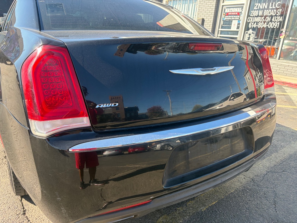 Photo 3 of this CHRYSLER 300
