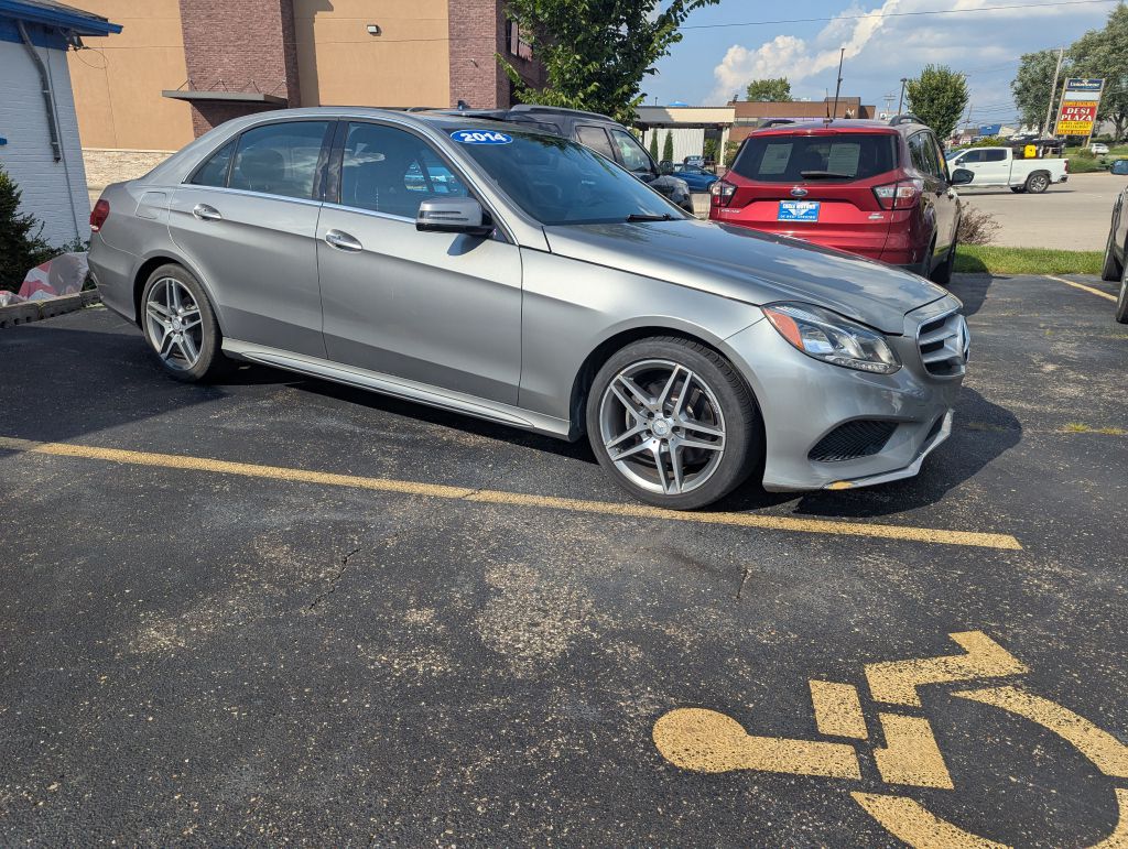 Photo 3 of this MERCEDES-BENZ E-CLASS