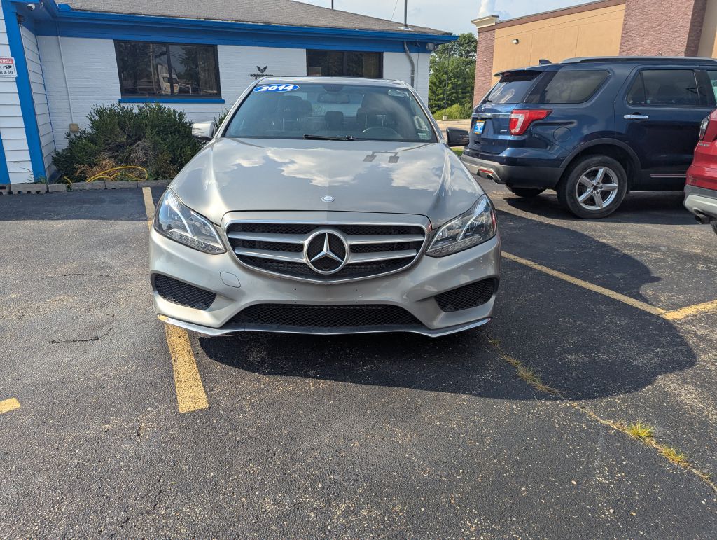Photo 2 of this MERCEDES-BENZ E-CLASS