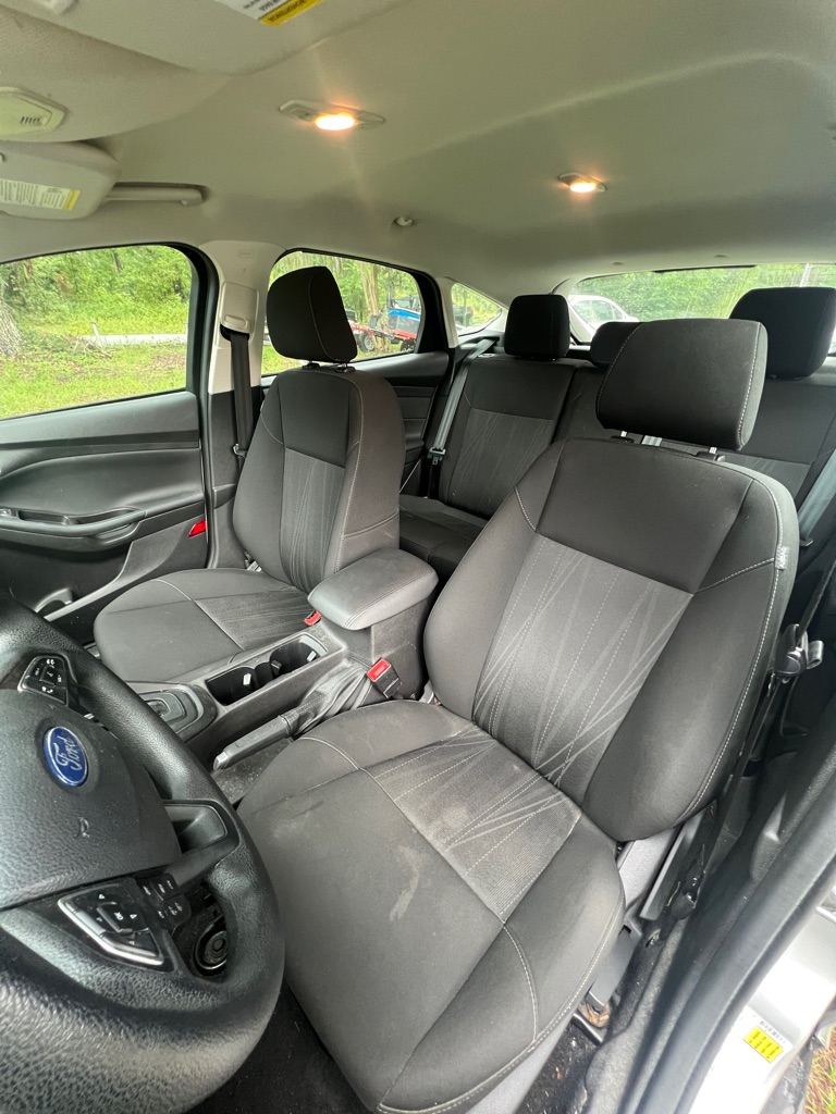 Photo 11 of this FORD FOCUS