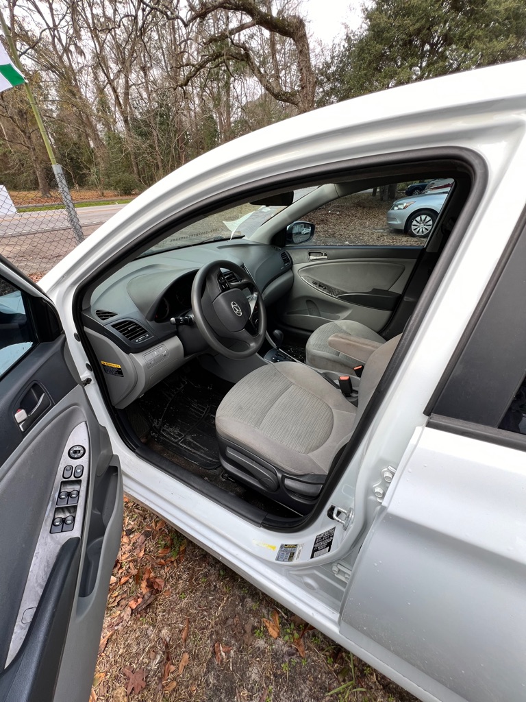 Photo 2 of this HYUNDAI ACCENT