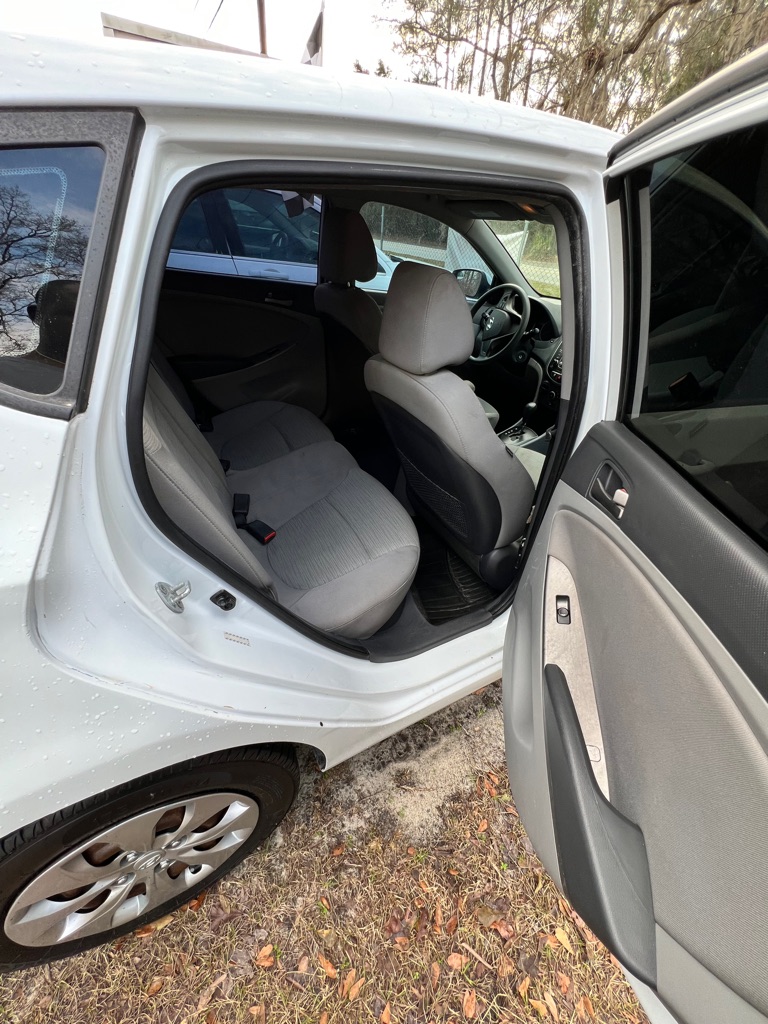 Photo 5 of this HYUNDAI ACCENT