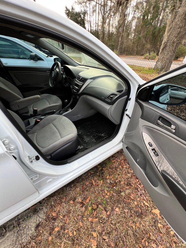 Photo 3 of this HYUNDAI ACCENT