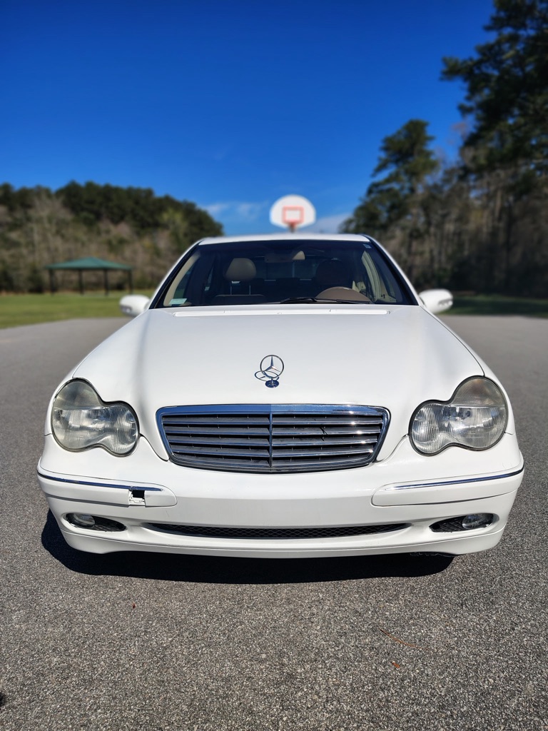Photo 2 of this MERCEDES-BENZ C-CLASS
