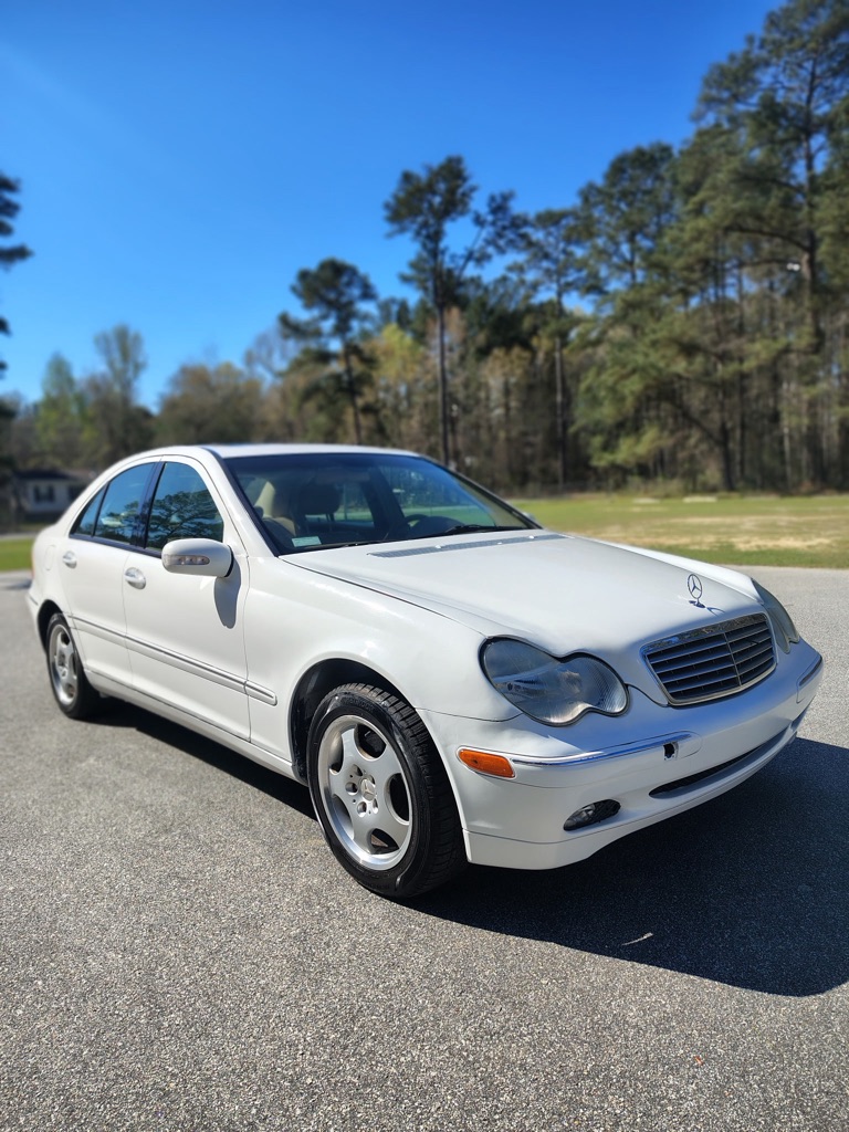 Photo 3 of this MERCEDES-BENZ C-CLASS