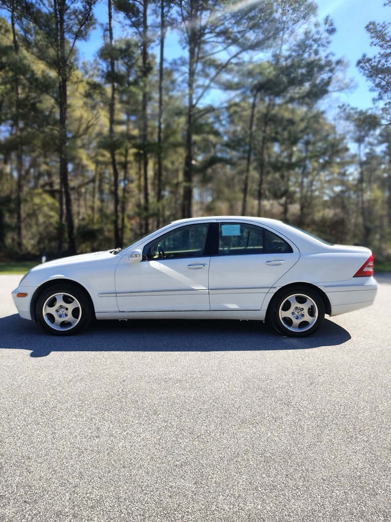 Photo 8 of this MERCEDES-BENZ C-CLASS
