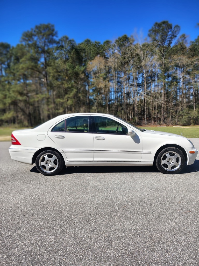 Photo 4 of this MERCEDES-BENZ C-CLASS