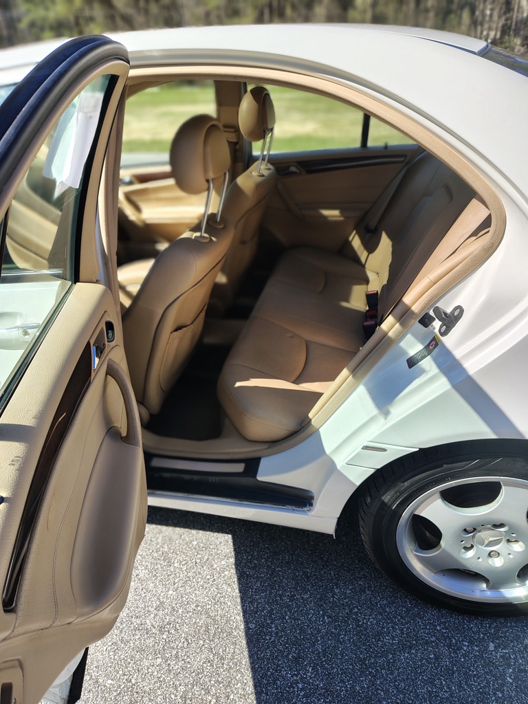 Photo 13 of this MERCEDES-BENZ C-CLASS