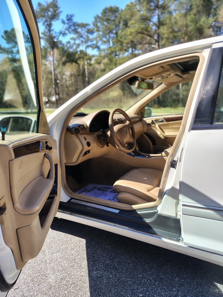 Photo 9 of this MERCEDES-BENZ C-CLASS