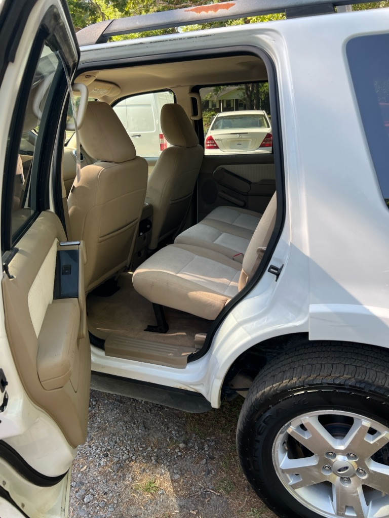 Photo 13 of this FORD EXPLORER
