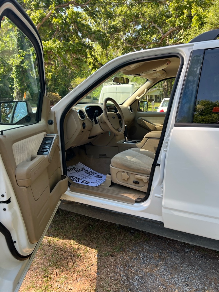 Photo 9 of this FORD EXPLORER