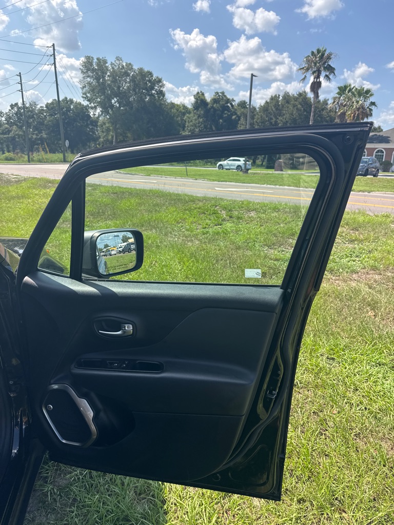 Photo 18 of this JEEP RENEGADE