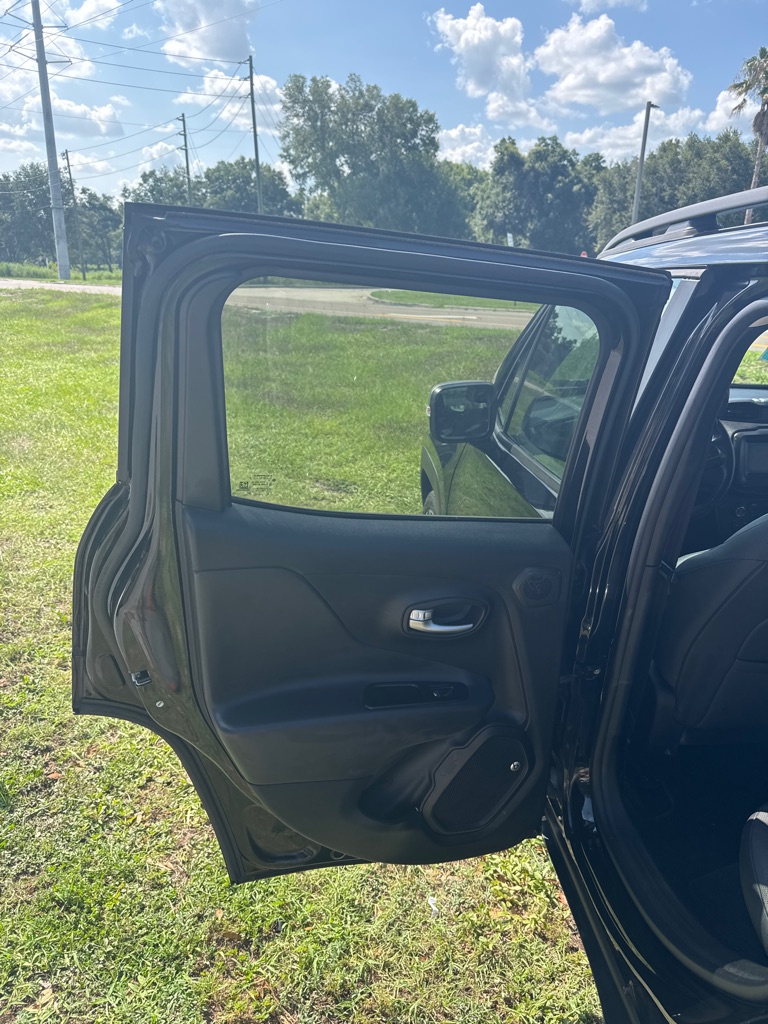 Photo 20 of this JEEP RENEGADE