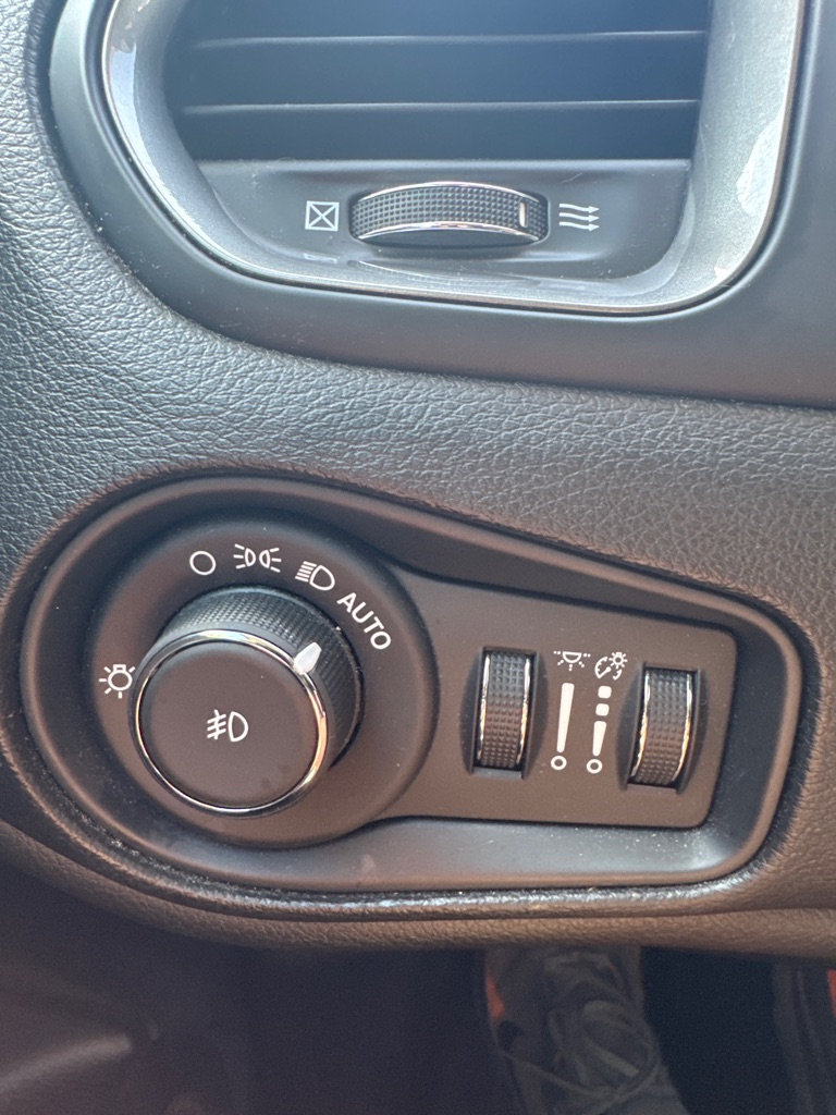 Photo 33 of this JEEP RENEGADE