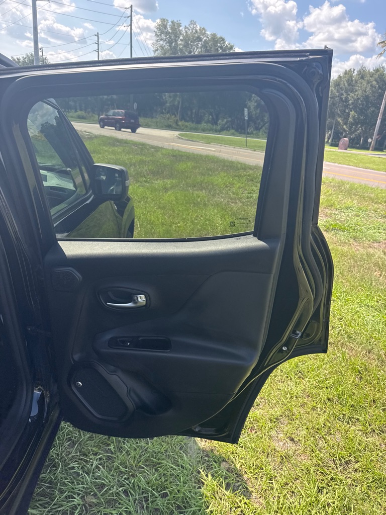 Photo 17 of this JEEP RENEGADE